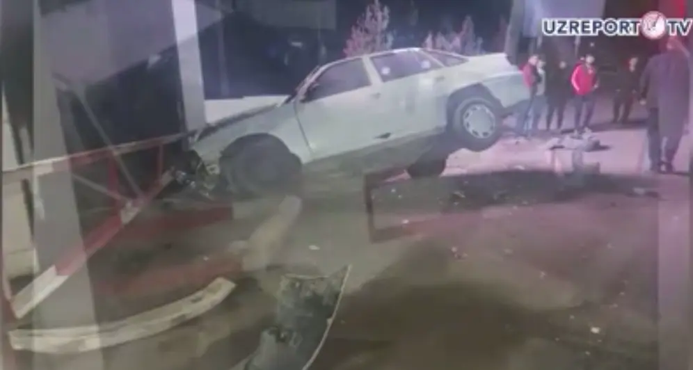 Samarqandda ijarachi yigit o‘zi yashab kelgan xonadon egasining mashinasini olib qochib, YTHga uchradi (video)