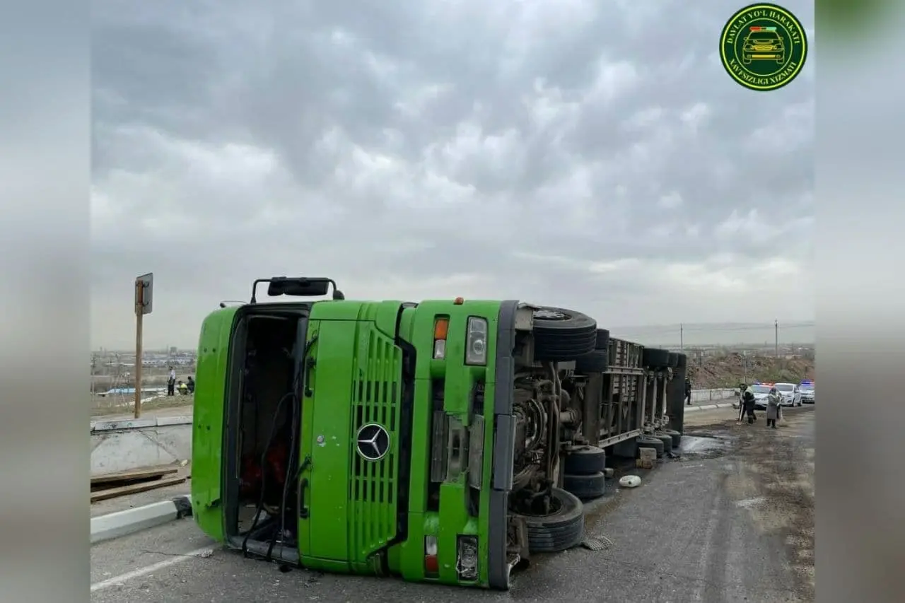 Samarqandda Mercedes-Benz yuk mashinasi haydovchi boshqaruvni yo‘qotishi oqibatida ag‘darildi