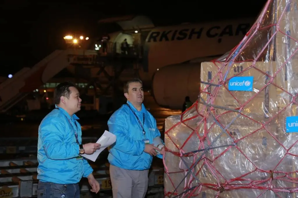 O‘zbekistonga COVAX dasturi doirasida yuborilgan 4,5 tonna qadoqlangan shprislar qabul qilindi