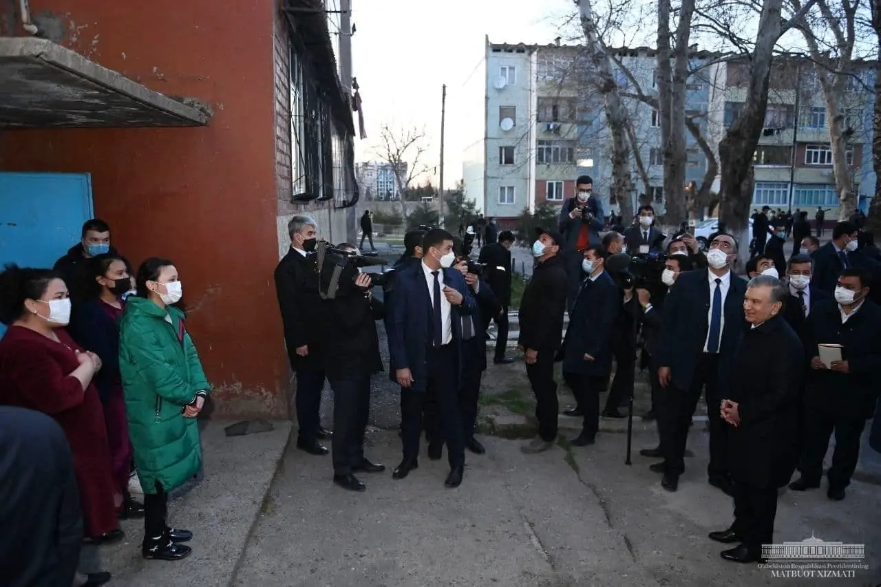 Shavkat Mirziyoyev Chirchiqqa tashrifi chog‘ida “Iftixor” mahallasi aholisi bilan suhbatlashdi
