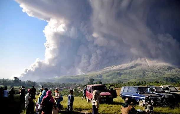Sumatra orolida Sinabung vulqoni harakatga keldi (foto)