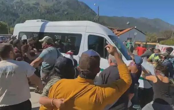 Argentina prezidentining avtomobili toshbo‘ron qilindi (video)