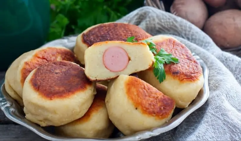 Kartoshka va sosiskadan mazali pirojki tayyorlaymiz