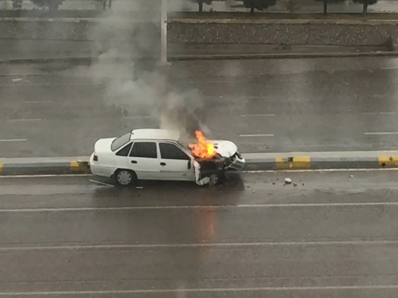 Video: Qarshida svetoforning qizil chirog‘ida to‘xtab turgan Isuzu’ga urilgan Nexia-2 yonib ketdi