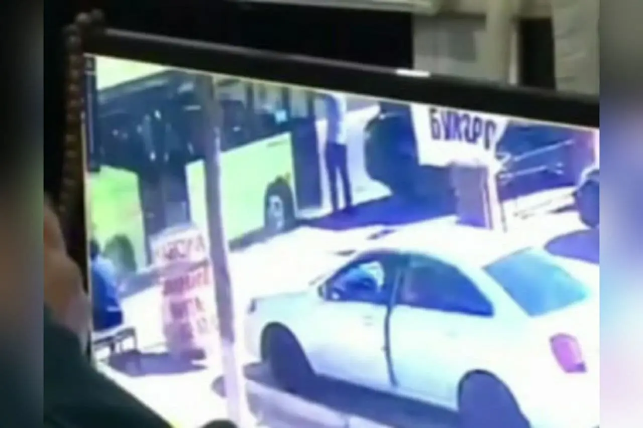 Toshkentda avtobus yo‘l chetida turgan piyodani urib ketdi