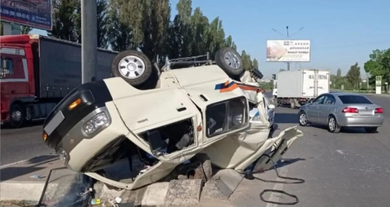 Sergelida Isuzu bilan to‘qnashgan Damas ag‘darilib ketdi