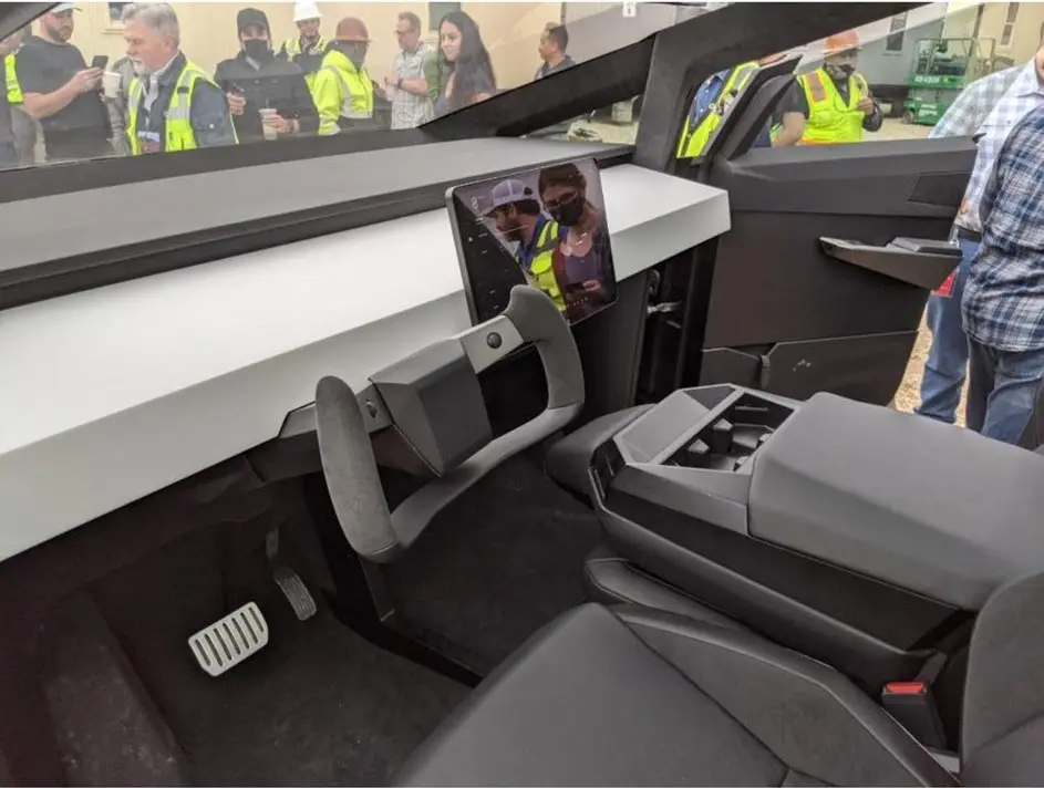 Ilon Mask Tesla’ning Texasda qurilayotgan zavodiga Cybertruck’da keldi