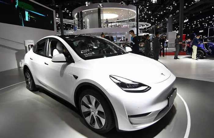 AQSh senatorlari Tesla avtomobillarining xavfsizligiga shubha bildirdi