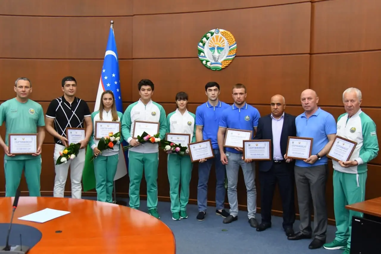 Tokio Olimpiadasiga yo‘llanma olgan o‘zbekistonlik bokschi va qilichbozlarga 100 mln so‘mdan mukofot pullari topshirildi