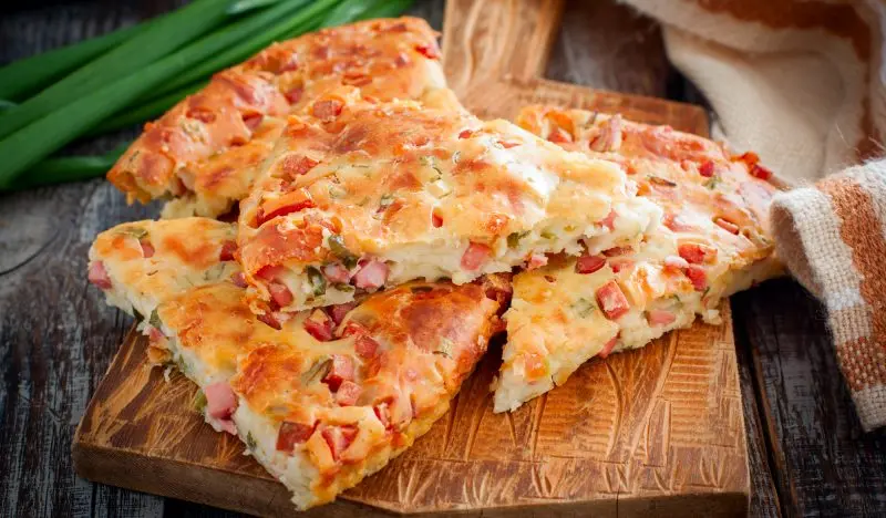 Pitssadan ancha oson: Iftorlikka pishloq va kolbasa qo‘shib mazali pirog pishiring