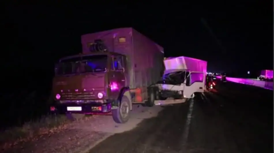 Jizzaxda Isuzu to‘xtab turgan “KamAZ”ga urilishi oqibatida haydovchilardan biri vafot etdi
