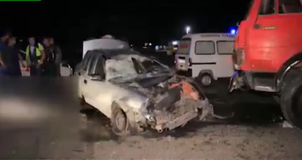 Farg‘onada Nexia “KamAZ”ga urilishi oqibatida 2 kishi vafot etdi