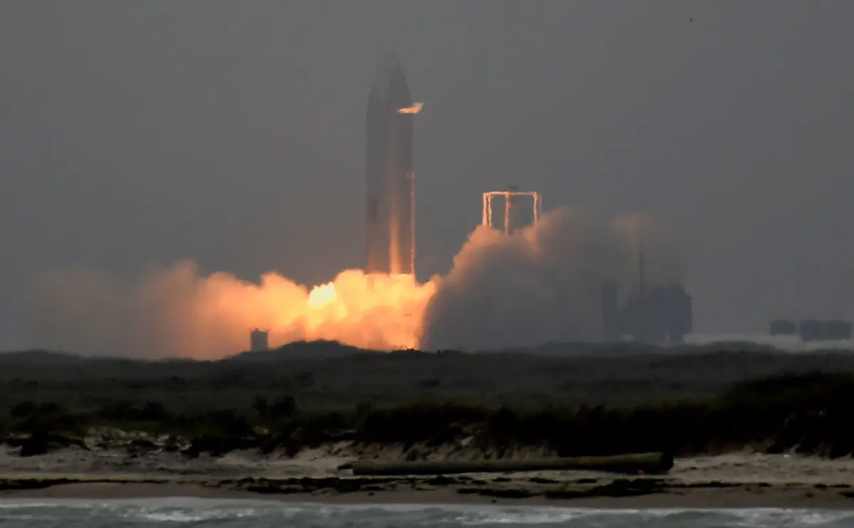 Oy va Marsga uchishga mo‘ljallangan Starship kemasi prototipi birinchi marta muvaffaqiyatli qo‘ndi (video)