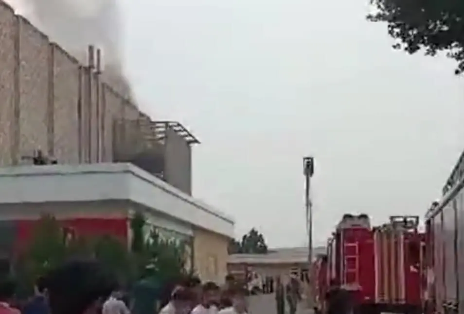 Andijondagi “O‘zbegim” savdo majmuasida yong‘in yuz berdi