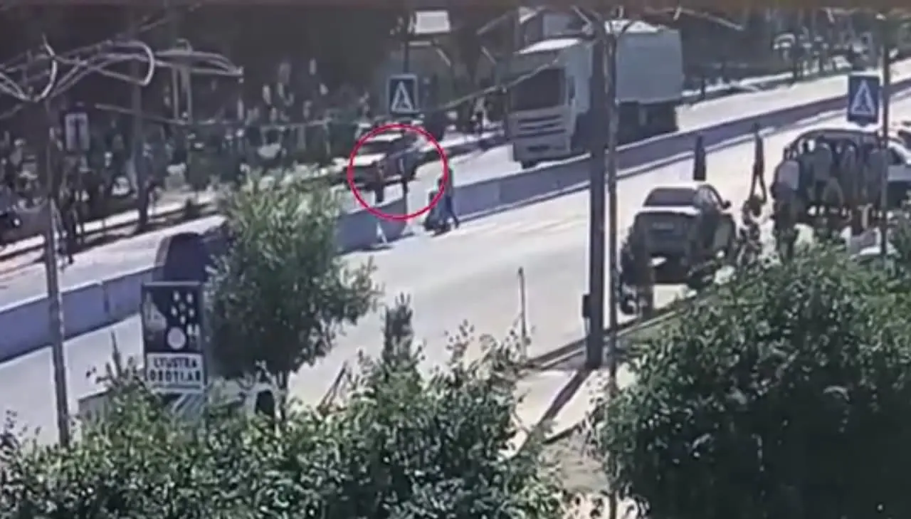 Samarqandda piyodalar yo‘lagidan o‘tayotgan 24 yoshli yigit yuk mashinasi urib yuborishi oqibatida halok bo‘ldi