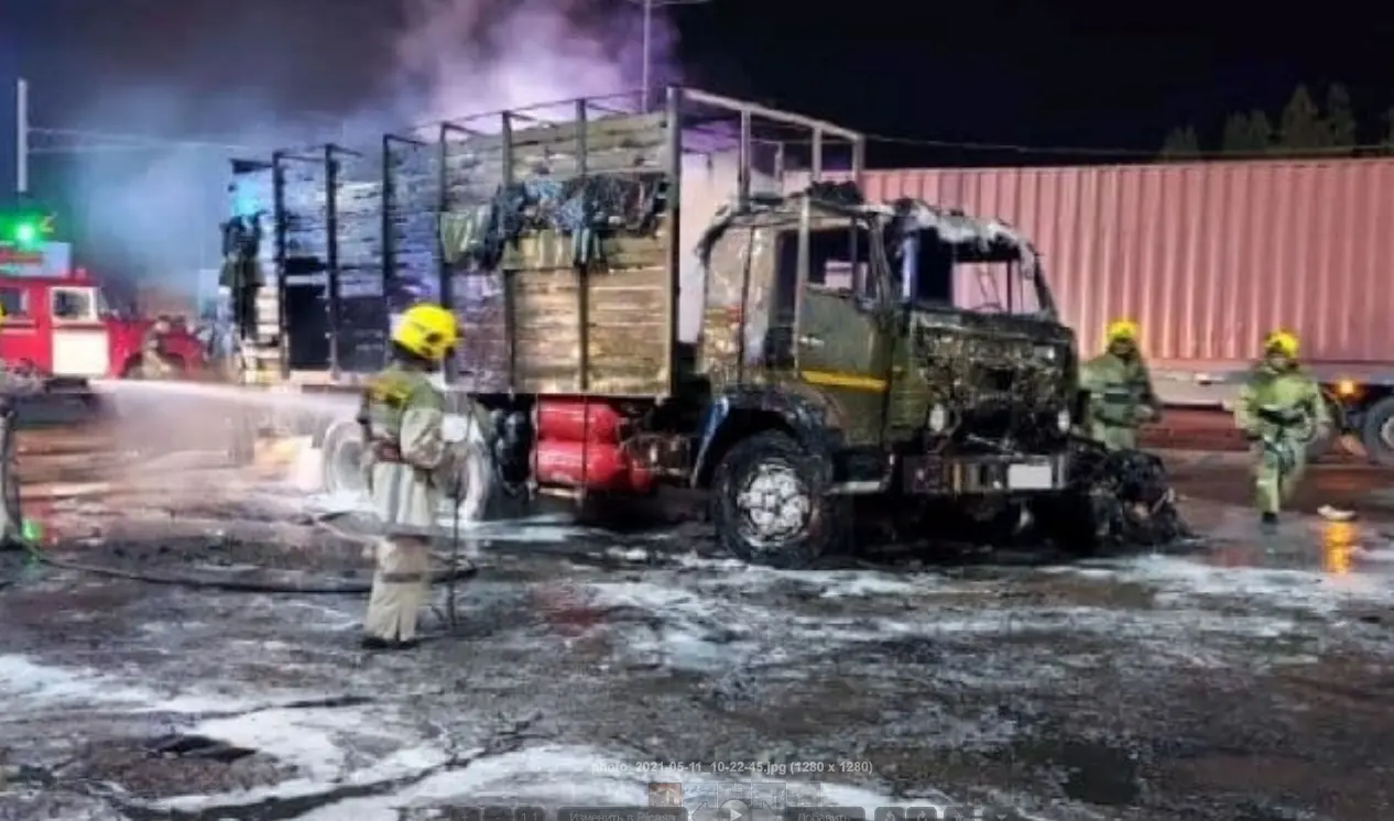 Ohangaronda bir-biri bilan to‘qnashgan “KamAZ” va Lacetti to‘liq yonib ketdi