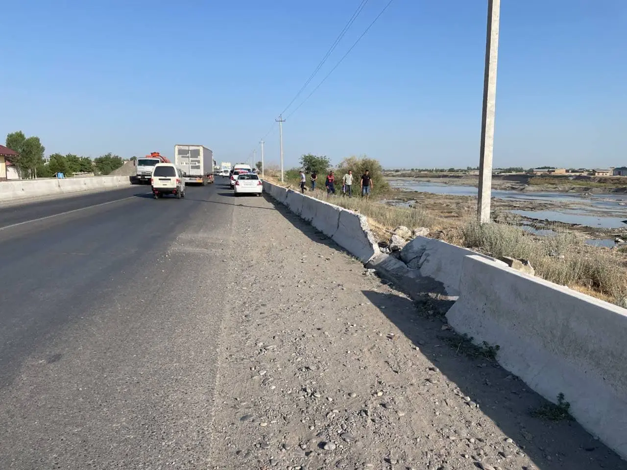 Samarqandda haydovchining uxlab qolishi oqibatida Isuzu yuk mashinasi daryo qirg‘og‘iga ag‘darilib ketdi