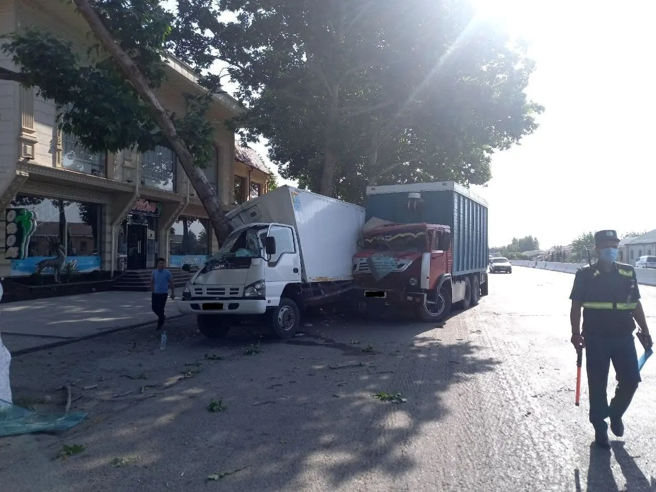 Samarqandda haydovchining uxlab qolishi oqibatida “KamAZ” yuk mashinasi Isuzu bilan to‘qnashib ketdi