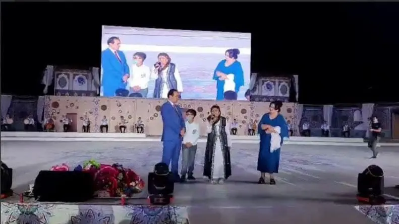 Video: Farg‘onada o‘tkazilgan festivalda 80 yoshli onaxon jonli ijroda qo‘shiq aytib, madaniyat vazirini hayratga soldi
