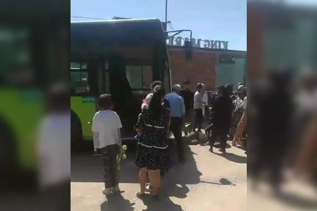 Toshkentda avtobus bekatda turgan ikki piyodani urib yubordi