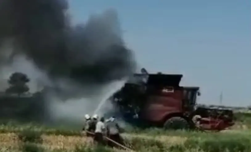 Qashqadaryoda harakatlanib ketayotgan kombayn yonib ketdi (video)
