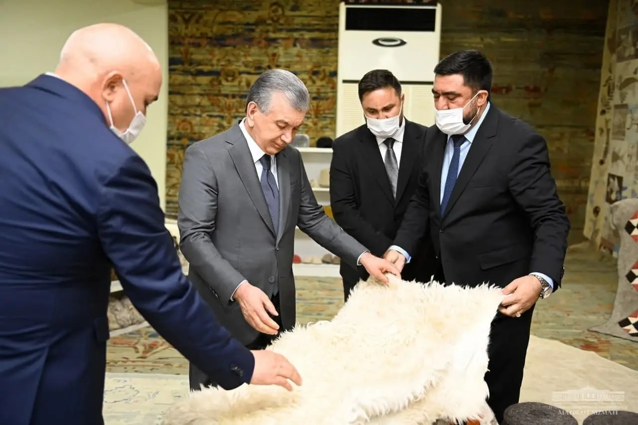 Shavkat Mirziyoyev Termizdagi Afghan bazar carpets korxonasi faoliyati bilan tanishdi