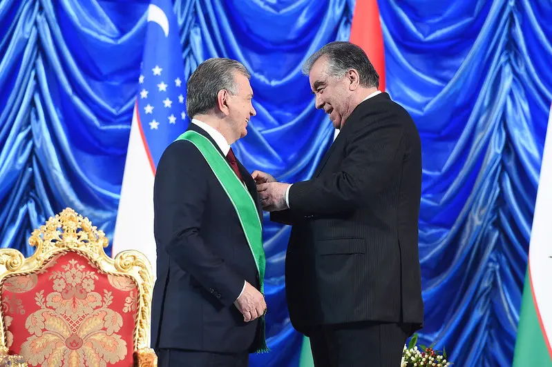 Emomali Rahmon Shavkat Mirziyoyevni birinchi darajali “Zarrintoj” ordeni bilan mukofotladi