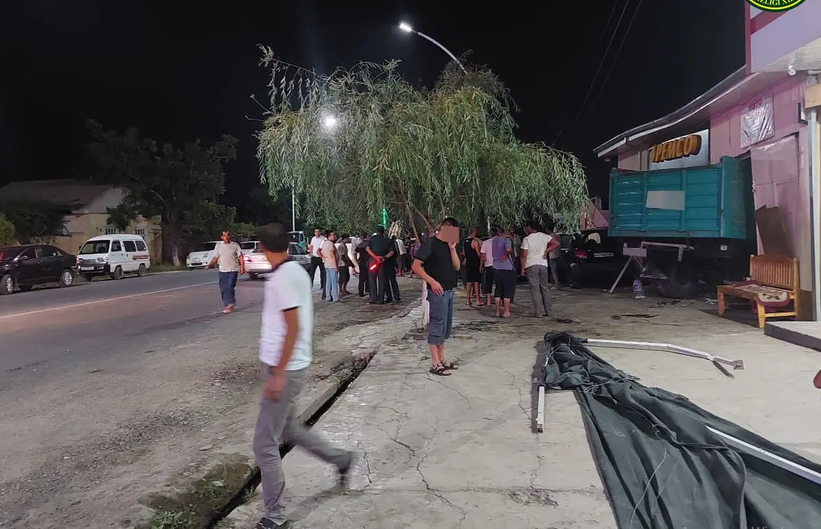 Andijonda katta tezlikda kelayotgan yuk mashinasi Matiz, Spark va odamlar turgan joyga borib urilishi oqibatida 5 kishi jarohat oldi