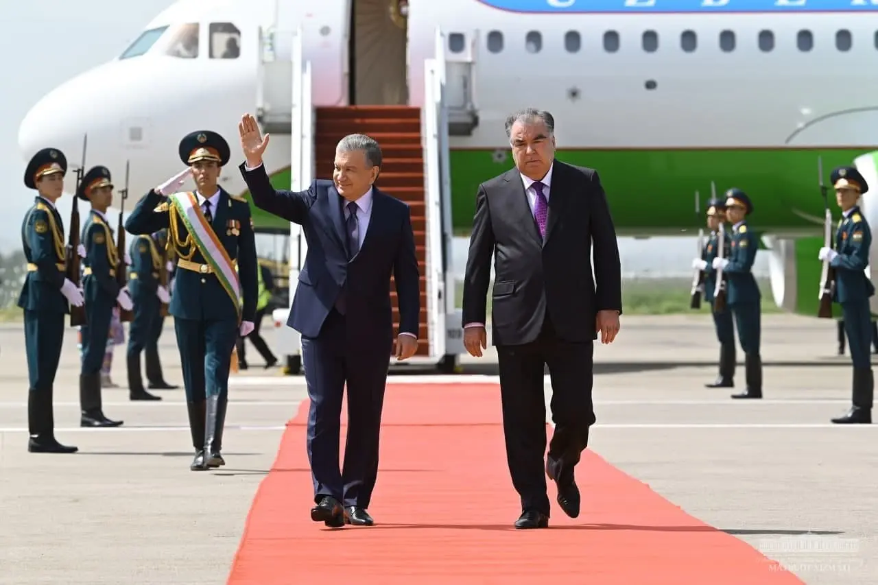 Shavkat Mirziyoyev Dushanbeda tantanali kutib olindi