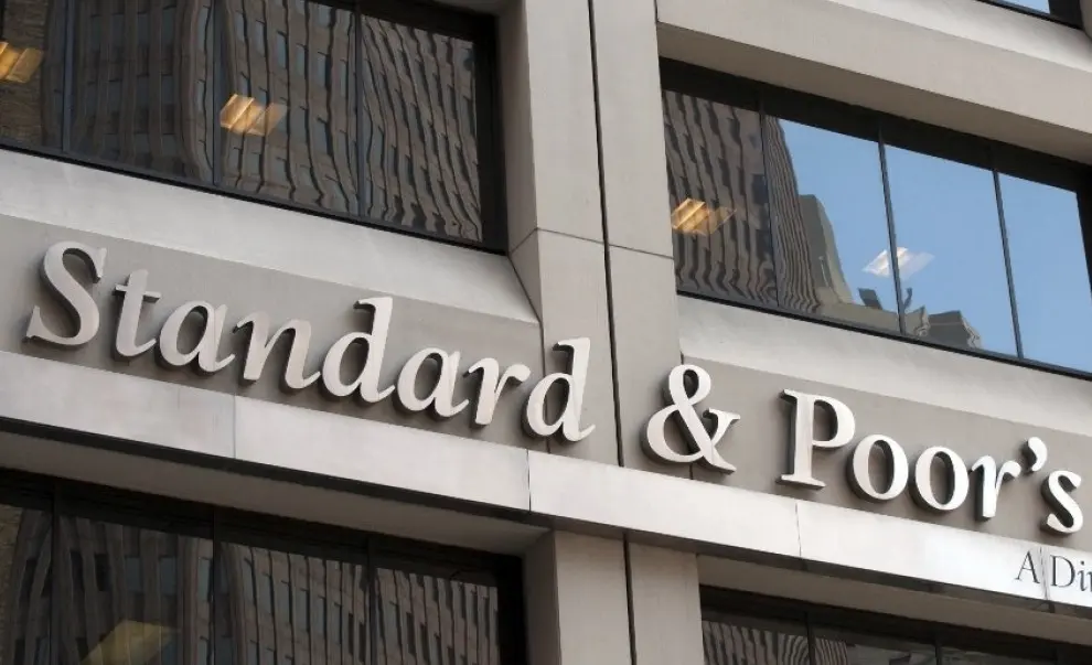 S&P O‘zbekiston reytingini “BB-” darajasida saqlab qoldi, biroq prognozni oshirdi