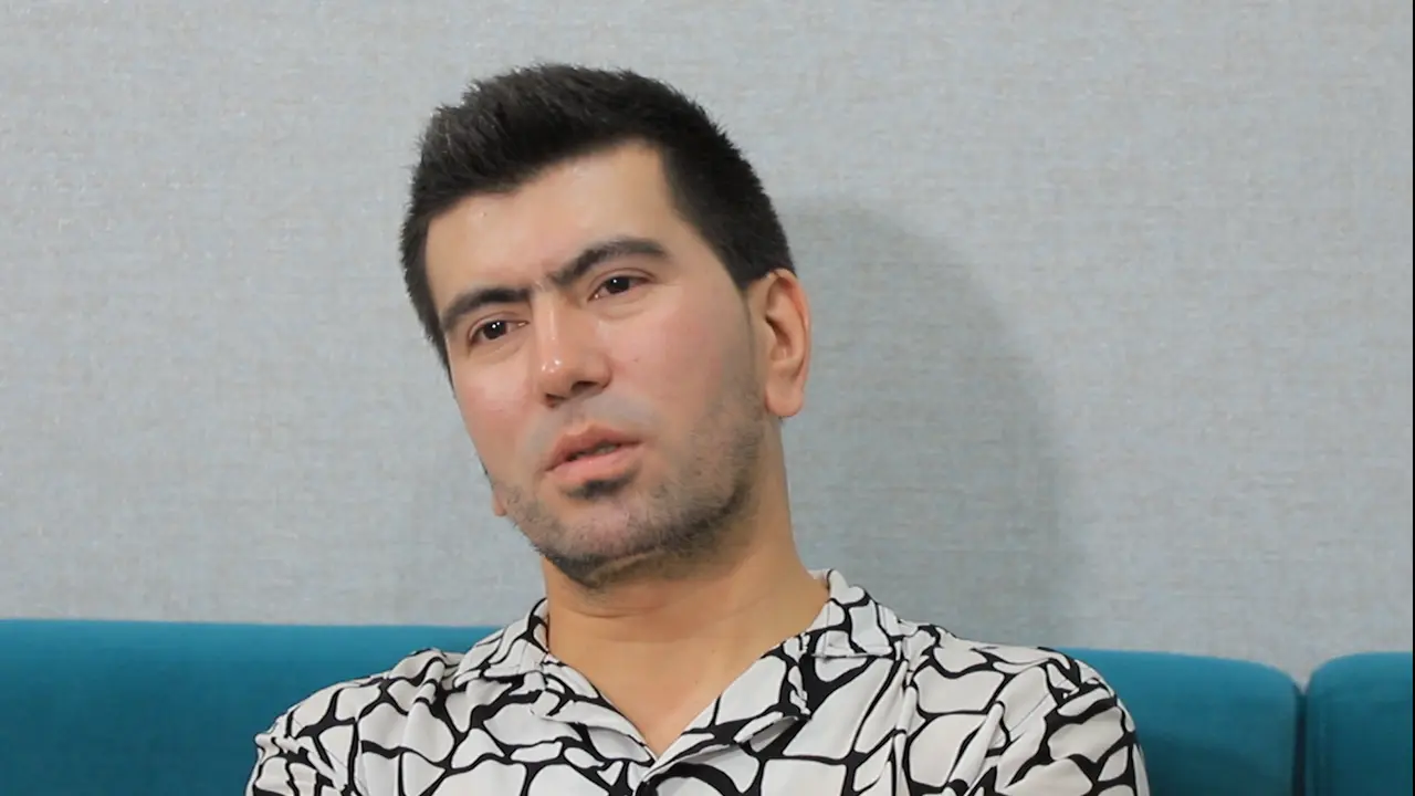 Сардор Мамадалиев уни қўшиқларни бузиб куйлашда айблаганларга муносабат билдирди (видео)