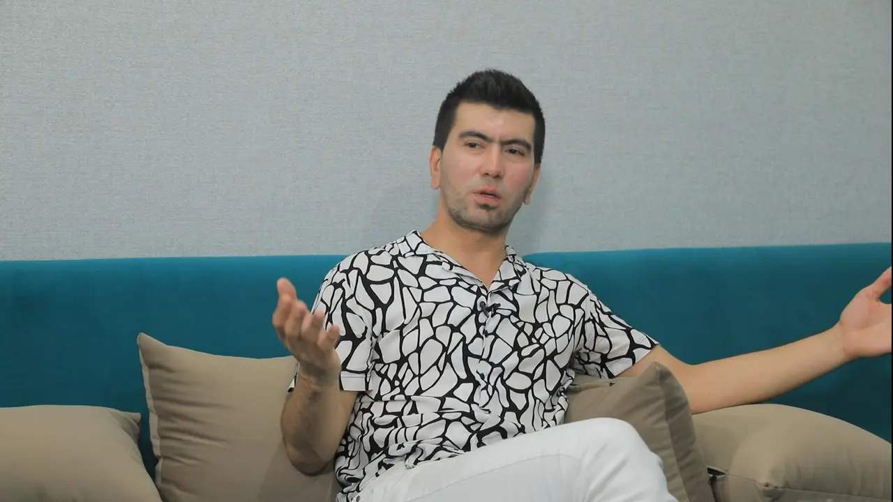 «Аллоҳ деган сўзни айтиш мумкин бўлмаган». Сардор Мамадалиев клипида тор ва келин кўйлак «запрет» бўлгани ҳақида гапирди (видео)