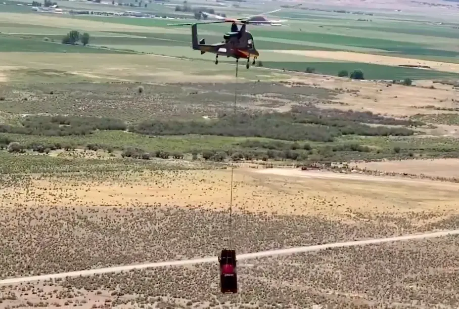 Video: Uch ming metr balandlikdan tashlab yuborilgan Toyota Hilux