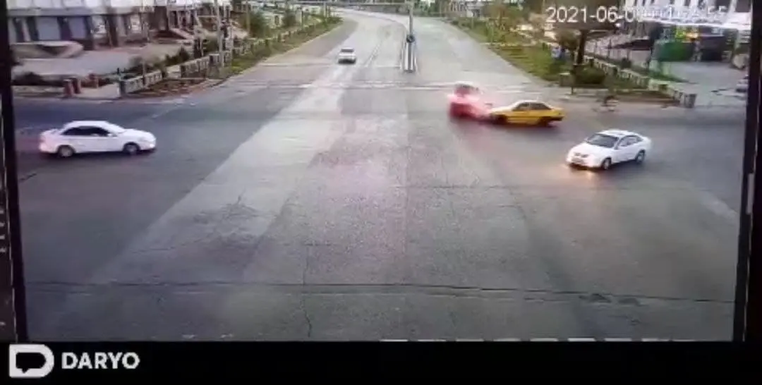 Video: Qarshida svetoforning qizil chirog‘iga bo‘ysunmagan Damas Nexia bilan to‘qnashib, qizil chiroqda to‘xtab turgan Lacetti’ga zarar yetkazdi