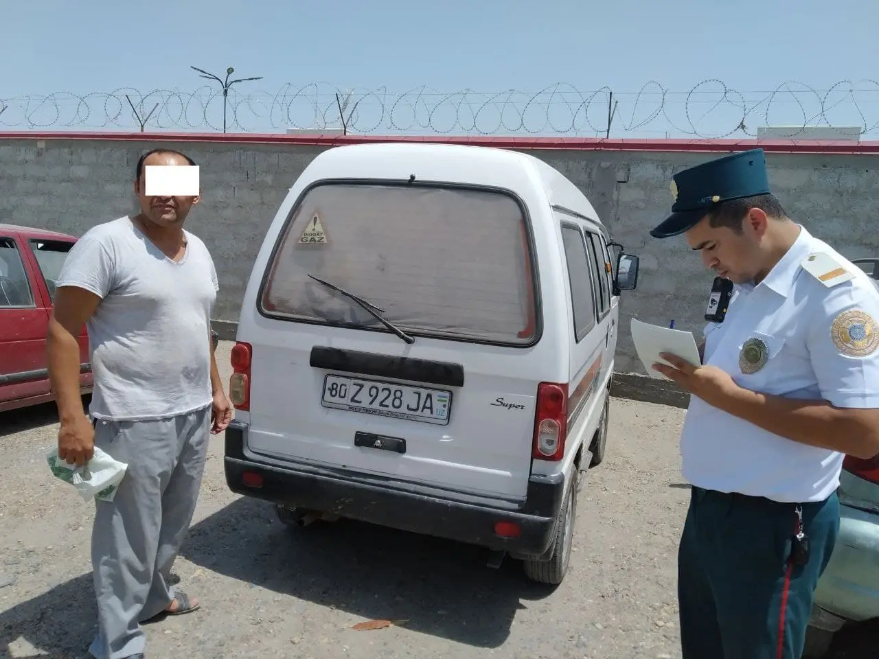 Buxoroda piyodalar yo‘lakchasida fuqaroga yo‘l bermay harakatlangan Damas haydovchisi jarimaga tortildi