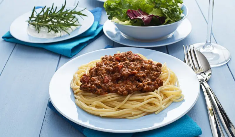 Pomidor va qiyma qo‘shib mazali spagetti tayyorlaymiz