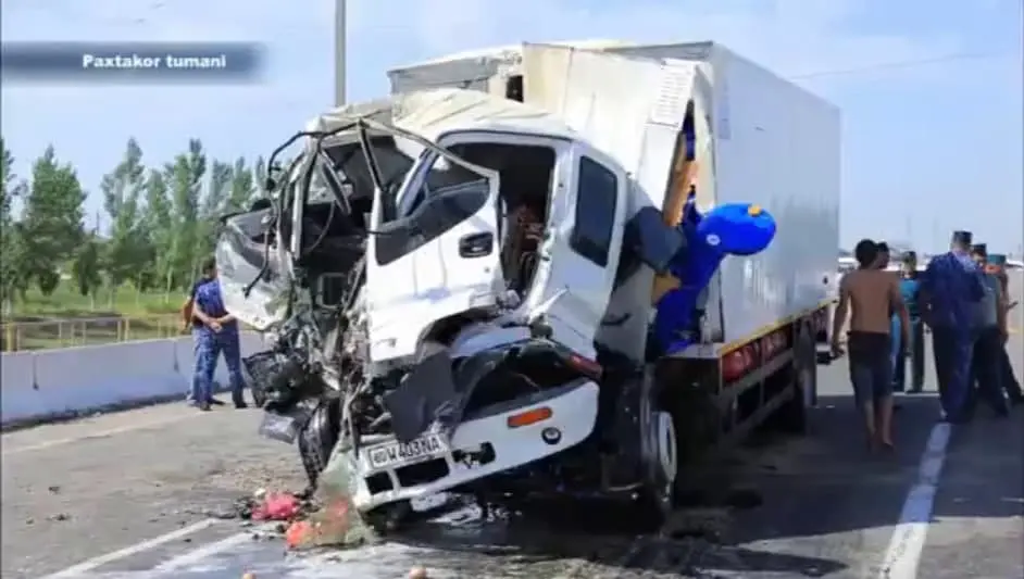 Jizzaxda haydovchi rulda uxlab qolishi oqibatida yuk avtomobillari ishtirokida YTH sodir bo‘ldi