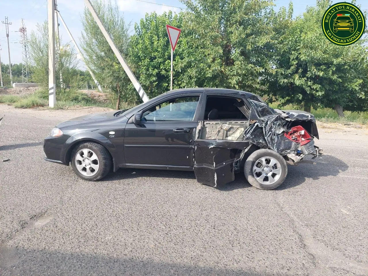 Andijonda Lacetti bilan to‘qnashgan “ZIL” uy devorini buzib kirib, ag‘darildi