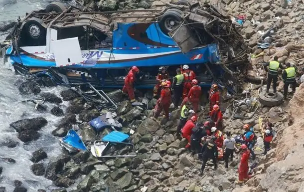 Peruda avtobus jarlikka qulab tushdi, 15 kishi halok bo‘ldi