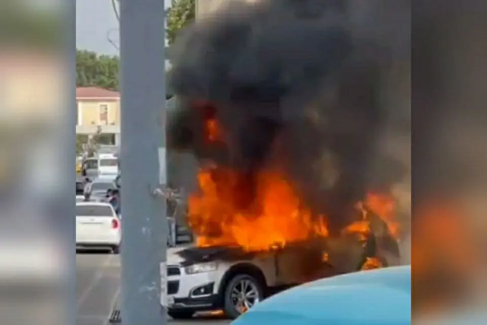 Samarqandda to‘xtab turgan Captiva yonib ketdi (video)