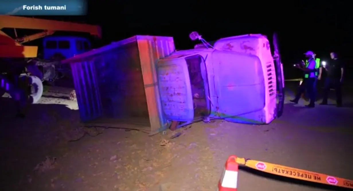 Jizzaxda “GAZ-53” yuk mashinasi ag‘darilib, haydovchi voqea joyida vafot etdi