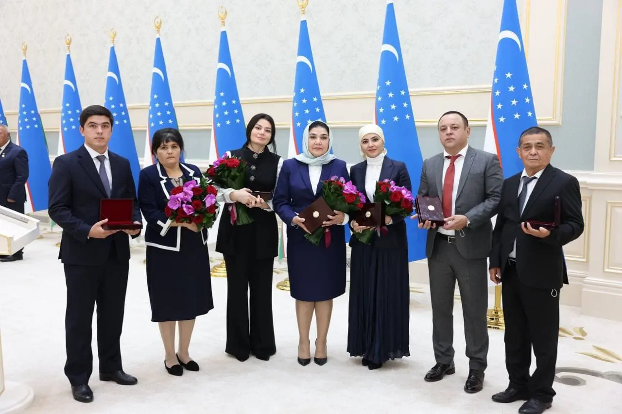“Ular biz uchun buyuk bo‘lib qoladi” — Shavkat Mirziyoyev marhum ijodkorlarning yaqinlariga davlat mukofotlarini topshirdi (foto)