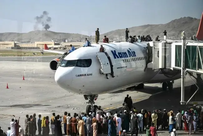 “Tolibon” hokimiyat tepasiga kelgan Afg‘onistonning birinchi kuni qanday o‘tdi? Minglab odamlar qochishga urinmoqda, “Tolibon” fuqarolarga tinch-osoyishta hayot va’da qildi. Asosiy ma’lumotlar