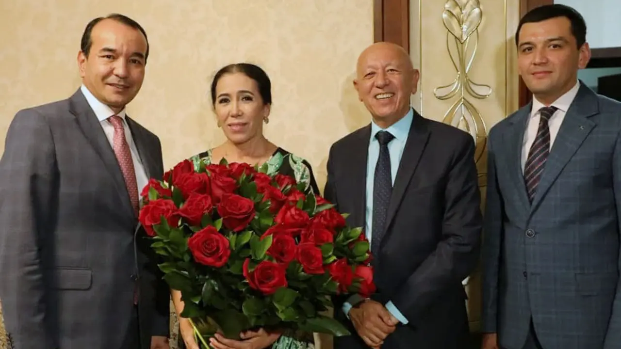“Maqom bo‘yicha yer yuzida bitta qahramon bor”. Ozodbek Nazarbekov Munojot Yo‘lchiyevaning xonadoniga bordi (foto, video)