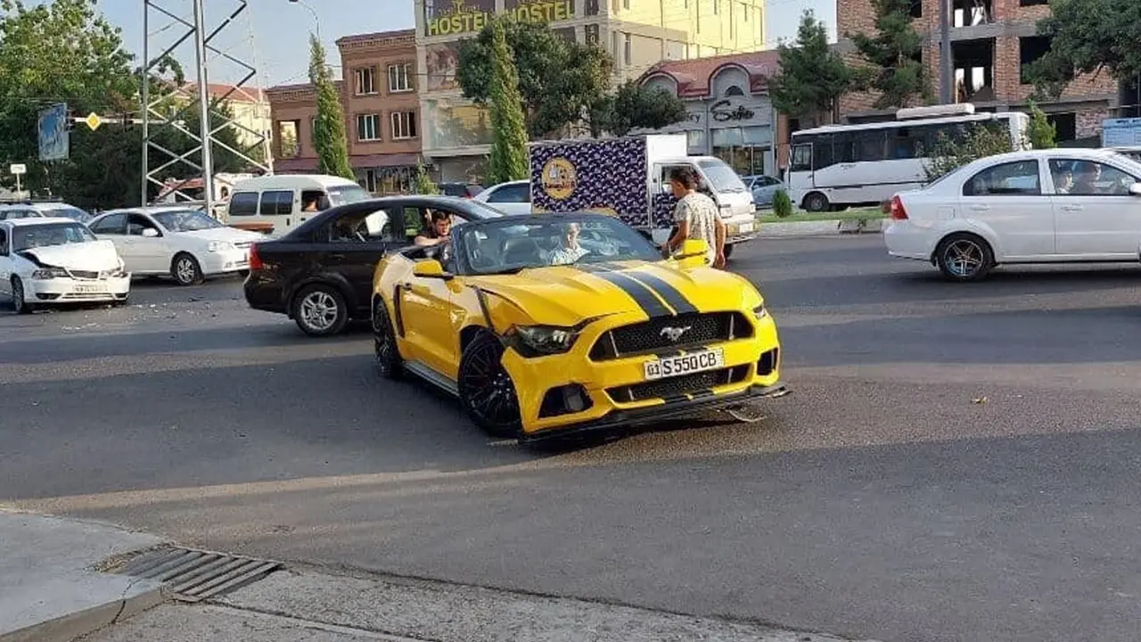 Jahongir Xo‘jayevning Mustang’i avariyaga uchragan vaqtda rulda boshqa odam bo‘lgani aniqlandi