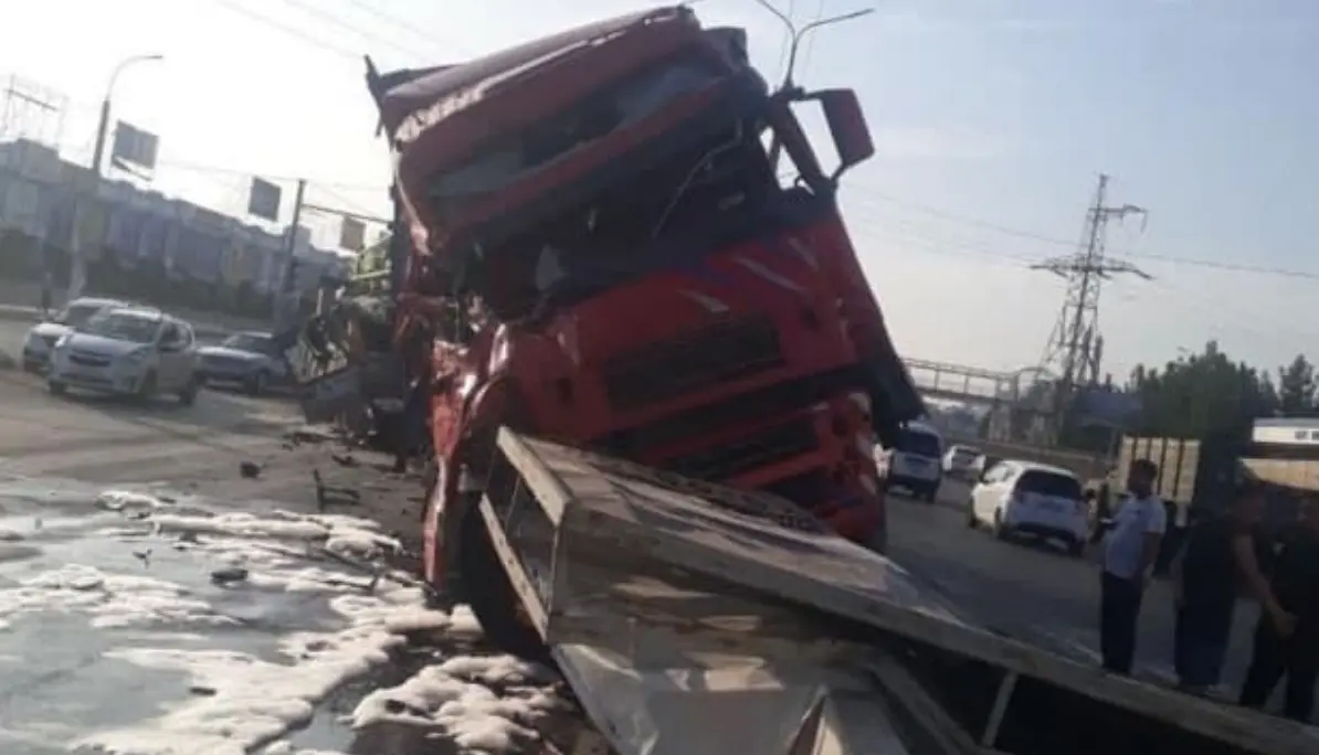 Toshkentdagi “Bek to‘pi” savdo markazi ro‘parasida avtokran hamda Volvo yuk mashinasi to‘qnashib ketdi (video)