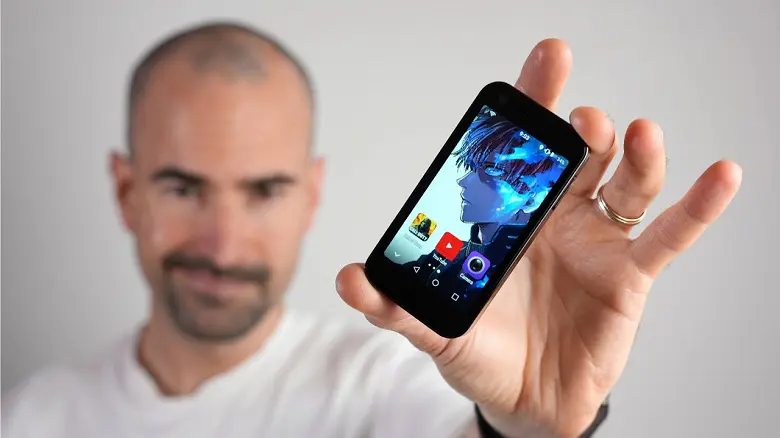 Kattaligi plastik kartadek keladigan to‘laqonli smartfon taqdim etildi