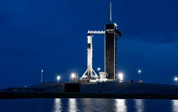 SpaceX tarixdagi birinchi noprofessional ekipajni koinotga uchirdi (video)