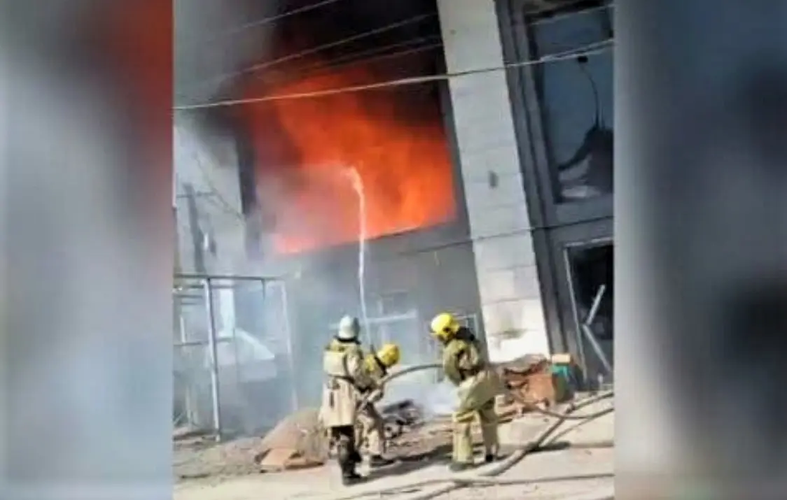 Toshkentda “Milliy taomlar” oshxonasiga mo‘ljallangan binoda yong‘in chiqdi (video)