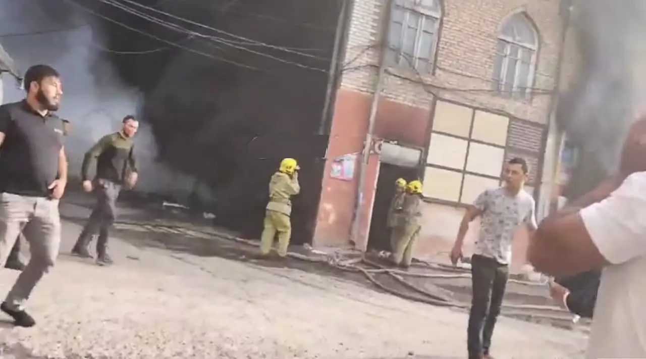 Andijondagi ikki qavatli savdo markazining yerto‘lasida yong‘in yuz berdi (video)